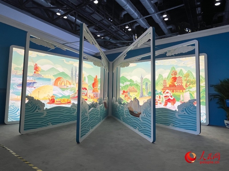 新聞中心媒體公共工作區(qū)兩側(cè)矗立著打開的“書畫”。人民網(wǎng)記者 杜燕飛攝