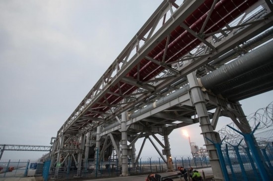 這是2018年8月8日在俄羅斯薩別塔拍攝的中俄亞馬爾項(xiàng)目輸氣管道。（新華社記者吳壯攝）