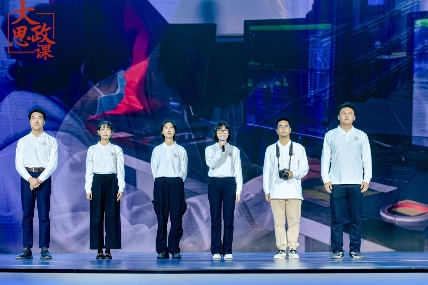 四川大學(xué)三星堆遺址考古隊(duì)隊(duì)長、考古文博學(xué)院教授黎海超和四川大學(xué)三星堆遺址考古隊(duì)隊(duì)員們