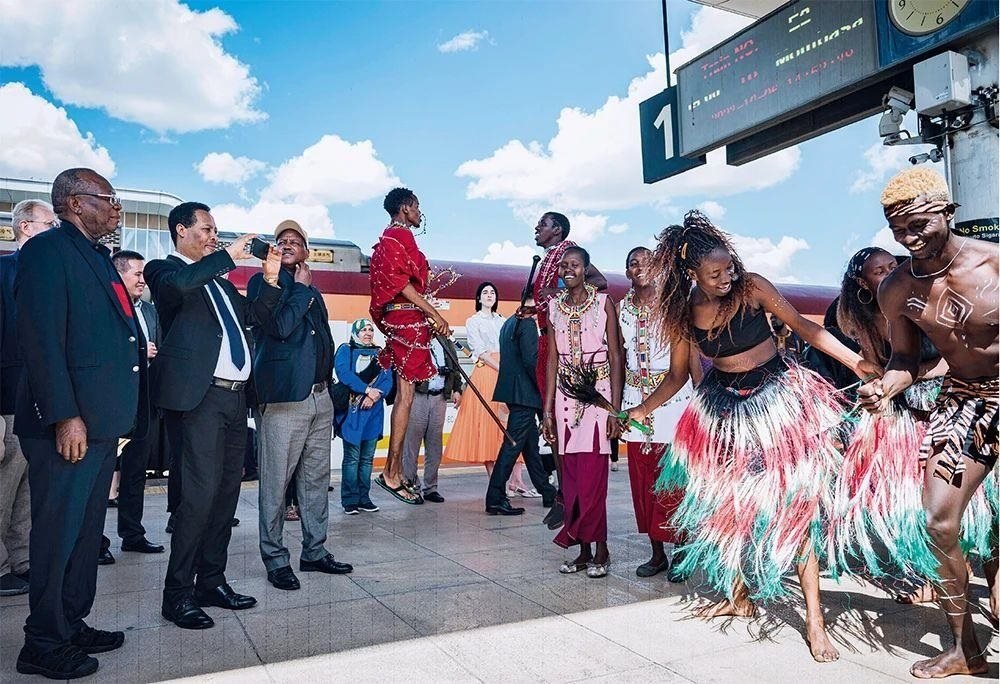 △2023年10月6日，多國駐肯使節(jié)在肯尼亞內(nèi)羅畢的蒙內(nèi)鐵路內(nèi)羅畢站觀看文藝演出。