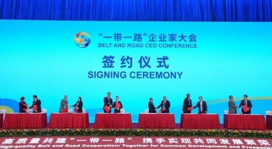 這是10月17日拍攝的簽約儀式現(xiàn)場。當(dāng)日，“一帶一路”企業(yè)家大會(huì)在北京召開。（新華社記者王毓國攝）