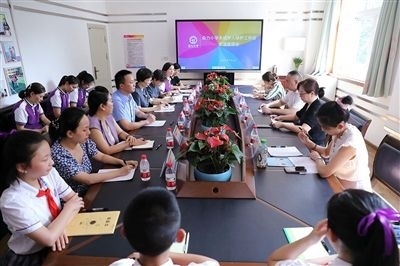 圖⑤：法治宣講結(jié)束后，重慶五中院組織召開座談會(huì)，聽取人大代表和朵力小學(xué)教師、家長(zhǎng)代表對(duì)法院未成年人保護(hù)工作的意見建議。