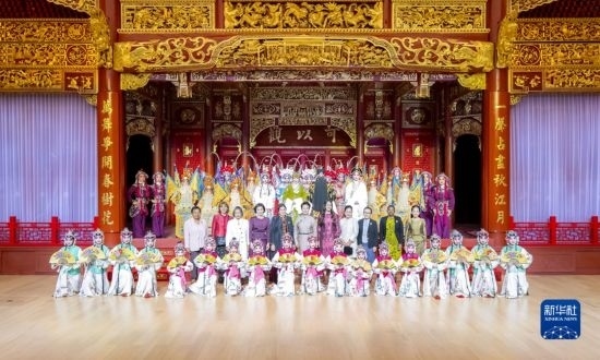  10月18日上午，國家主席習(xí)近平夫人彭麗媛邀請出席第三屆“一帶一路”國際合作高峰論壇的外方領(lǐng)導(dǎo)人夫人參觀中國工藝美術(shù)館（中國非物質(zhì)文化遺產(chǎn)館）。這是彭麗媛同外方領(lǐng)導(dǎo)人夫人與文藝演出演職人員合影。新華社記者 丁林 攝