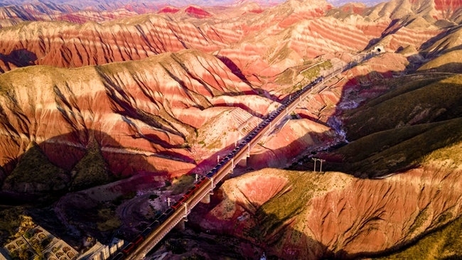 穿越丹霞地貌的火車(chē)。蘭州局集團(tuán)公司融媒體中心供圖