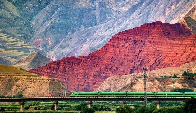 穿越丹霞地貌的火車(chē)。蘭州局集團(tuán)公司融媒體中心供圖