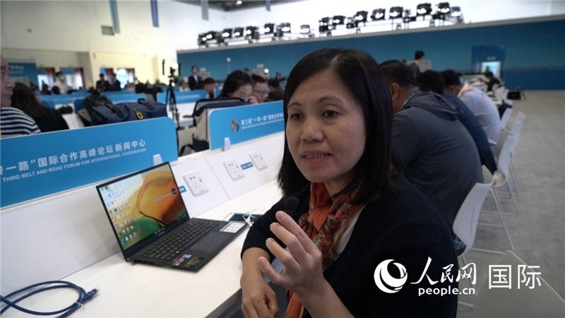 越南之聲廣播電臺記者胡鴻行（音譯，H? H?ng H?nh）與記者交談。人民網(wǎng) 楊春燕攝