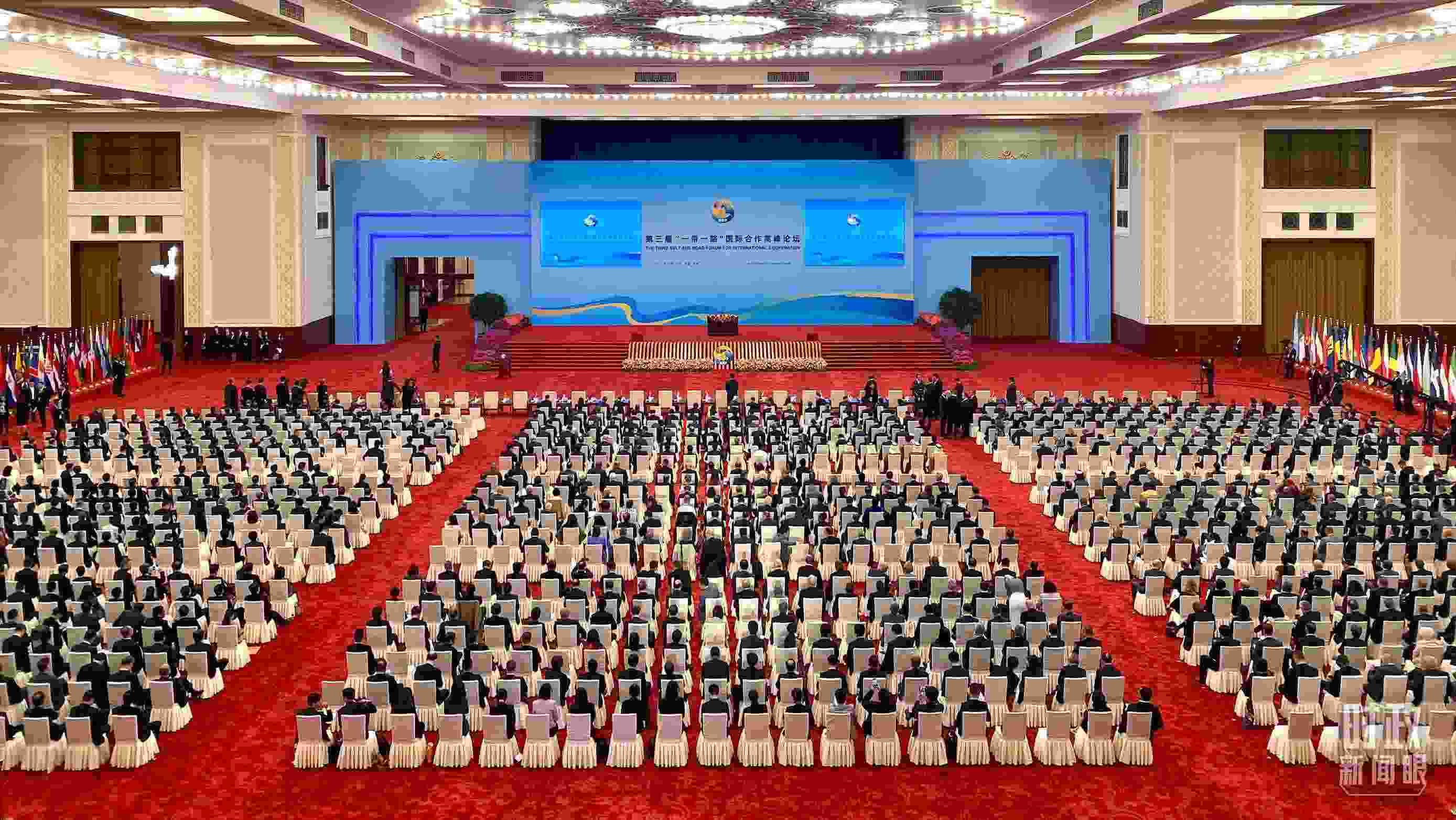 △人民大會(huì)堂宴會(huì)廳。這是開幕式之前的現(xiàn)場。（總臺央視記者李增仁拍攝）