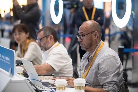 10月17日，記者在“一帶一路”國際合作高峰論壇新聞中心工作。新華社記者 張豪夫 攝