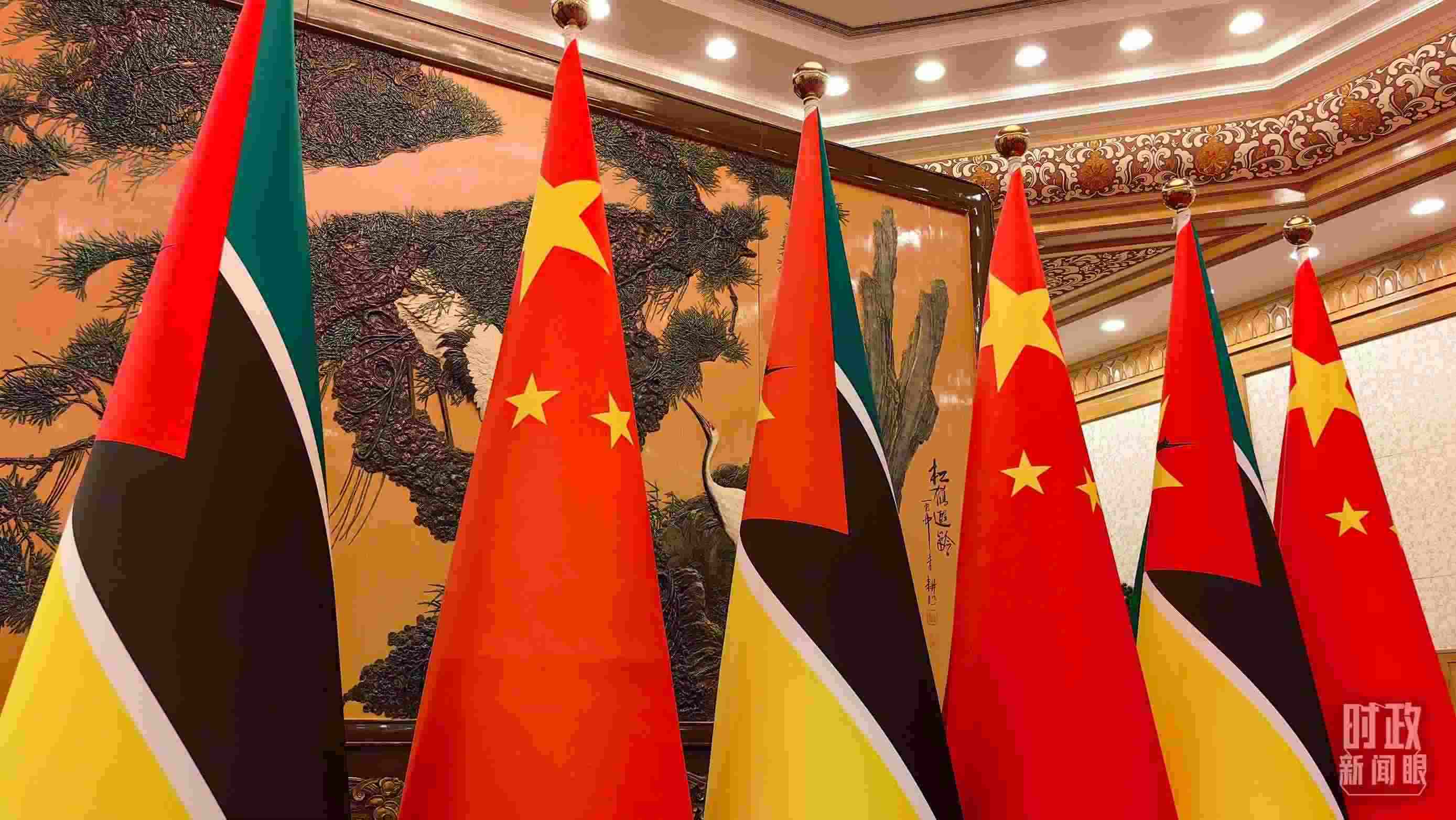 △會(huì)見(jiàn)現(xiàn)場(chǎng)，中國(guó)、莫桑比克兩國(guó)國(guó)旗。（總臺(tái)央廣記者潘毅拍攝）