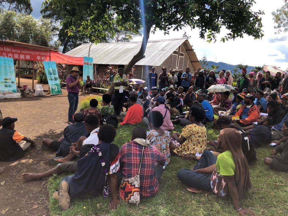 △2020年12月15日，中國(guó)專家在巴布亞新幾內(nèi)亞?wèn)|高地省中國(guó)援助巴新菌草和旱稻技術(shù)項(xiàng)目第9期培訓(xùn)班上授課。