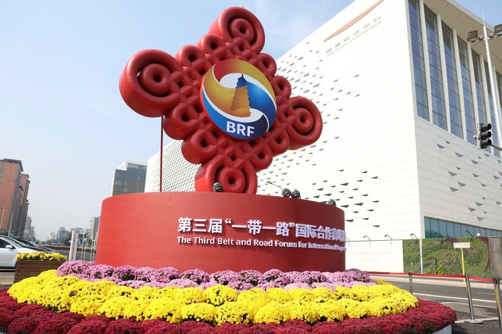 這是在北京國家會議中心附近拍攝的“一帶一路”國際合作高峰論壇景觀布置（2023年10月17日攝）。新華社記者 陳斌 攝