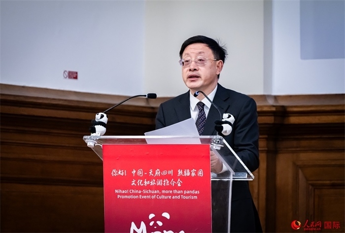 四川省文化和旅游廳廳長(zhǎng)戴允康作文化旅游推介。人民網(wǎng) 郭錦標(biāo)攝