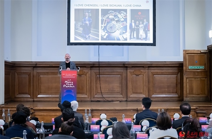 英國(guó)群英創(chuàng)意全球首席執(zhí)行官杰米·撒杰特在現(xiàn)場(chǎng)發(fā)言，分享如何進(jìn)一步提升四川旅游的國(guó)際影響力、吸引更多的英國(guó)游客。人民網(wǎng) 郭錦標(biāo)攝