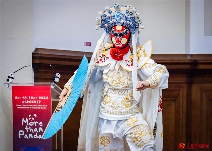 川劇絕活變臉表演。人民網(wǎng) 郭錦標(biāo)攝