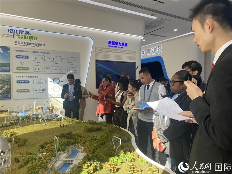 2023“一帶一路”媒體合作論壇聯(lián)合采訪團參訪中國能建。人民網(wǎng)記者 于洋攝