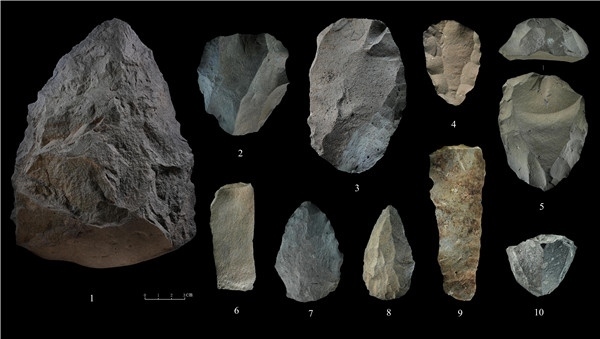 石制品 1.手斧 2、4、5.勒瓦婁哇石核（循環(huán)剝片法、優(yōu)先剝片法）3.勒瓦婁哇石葉石核 6.勒瓦婁哇石葉 7、8.勒瓦婁哇尖狀器 9.石葉 10.錐形石葉石核。中肯聯(lián)合考古隊(duì)供圖