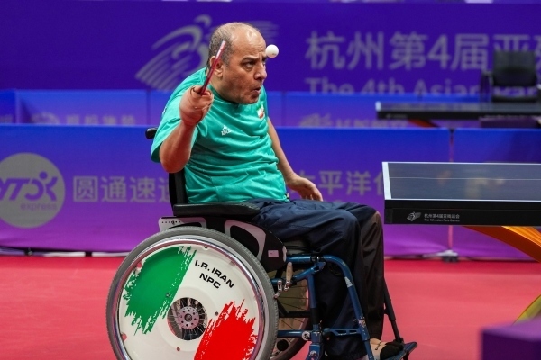 10月23日，杭州第4屆亞殘運(yùn)會(huì)乒乓球男子單打Class2小組循環(huán)賽舉行。圖為伊朗隊(duì)選手哈?！ず?jiǎn)費(fèi)尚在比賽中。圖片來源：杭州亞殘組委會(huì)