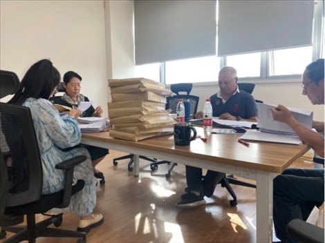 北京交通大學(xué)退休教師田立年與當(dāng)?shù)貛熒谝黄?。校方供圖