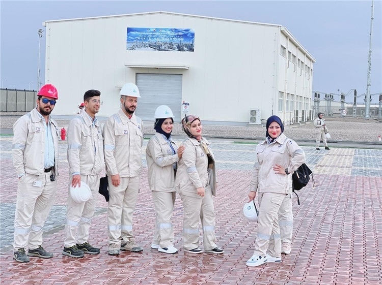 部分伊拉克員工合影。中國石油工程建設(shè)有限公司供圖