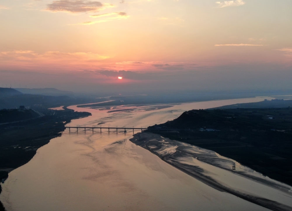  豫陜交界附近拍攝的黃河景色（2020年9月7日攝，無(wú)人機(jī)照片）。新華社記者 郝源 攝