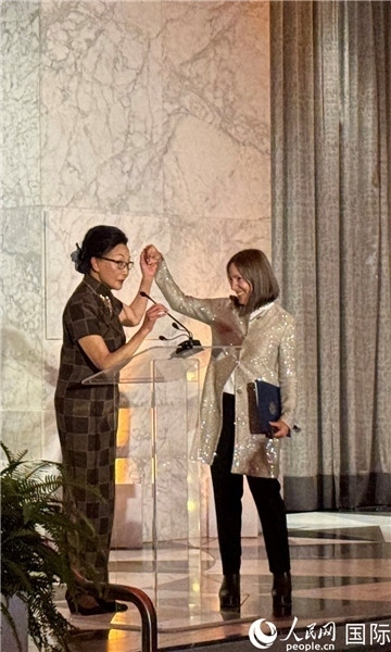 加州副州長(zhǎng)康伊蓮為方李邦琴獲獎(jiǎng)致辭。人民網(wǎng)記者 鄧圩攝