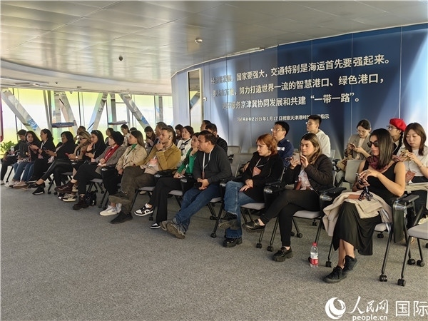 外媒記者探訪天津港北疆港區(qū)C段智能化集裝箱碼頭。人民網(wǎng)記者 符園園攝