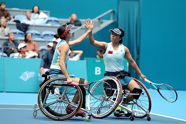 10月25日，杭州亞殘運會輪椅網(wǎng)球女雙決賽，中國組合朱珍珍(右)/郭珞瑤慶祝得分。人民網(wǎng)記者 胡雪蓉攝