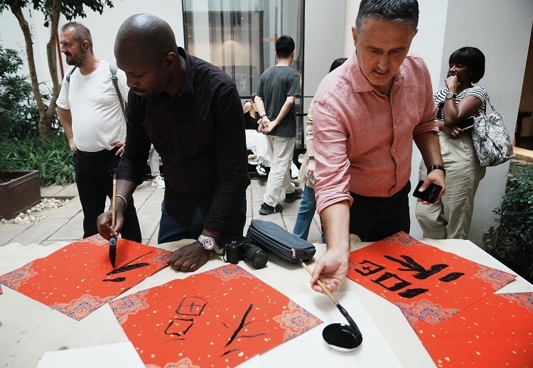 首屆國際傳播“絲路獎”獲獎代表等在廣州市荔灣區(qū)永慶坊參加文化交流活動。楊爍壁、王燕攝影報道