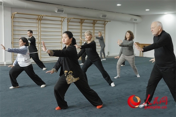 阿根廷武術俱樂部協(xié)會副會長陳敏正在教學。人民網(wǎng)記者 張若涵攝