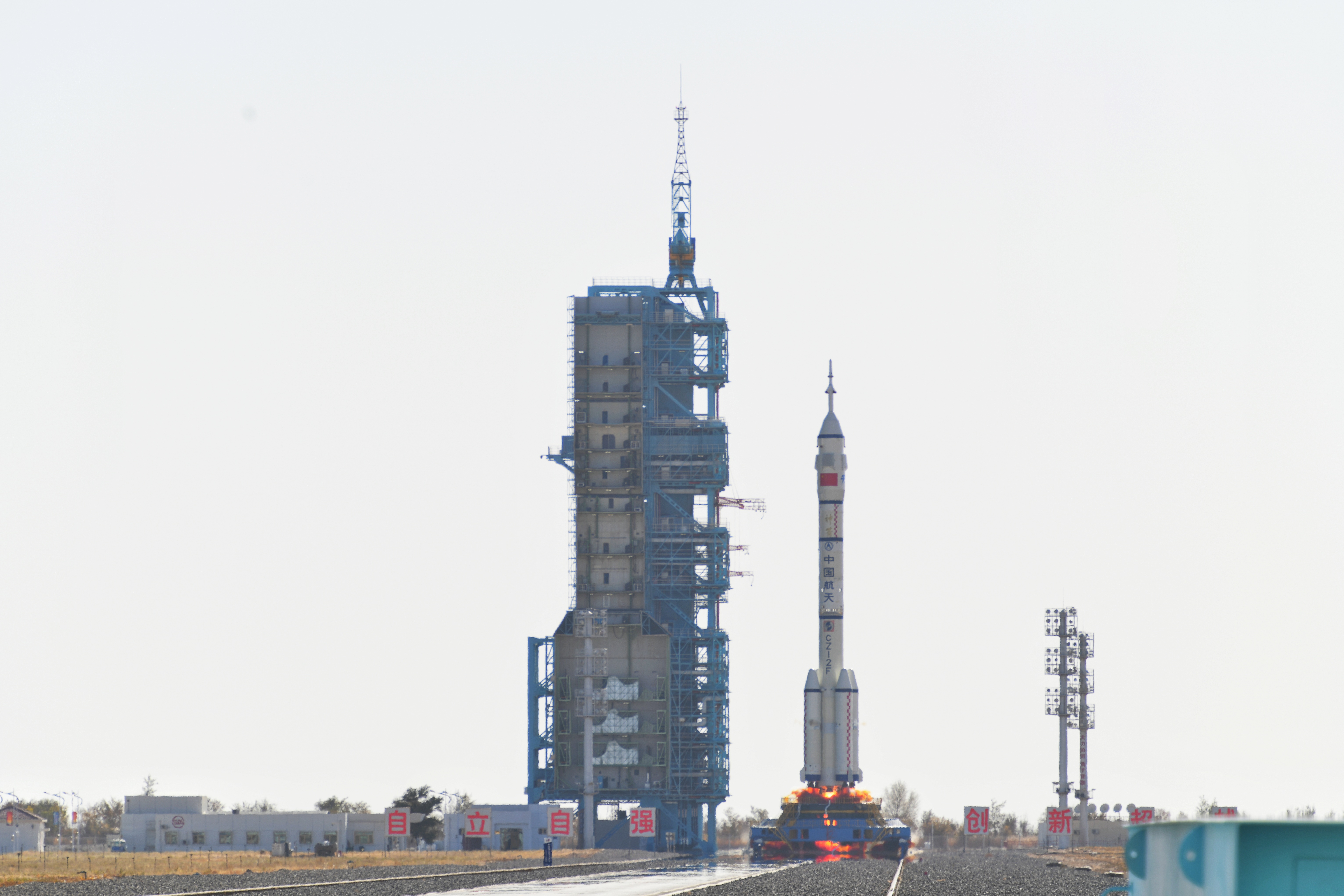 神舟十七號(hào)載人飛船發(fā)射升空震撼瞬間。人民網(wǎng) 張啟川攝