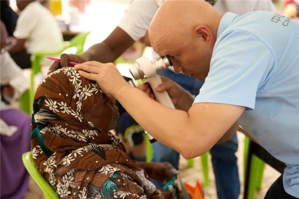 醫(yī)療隊(duì)為當(dāng)?shù)鼗颊吡x診。中國(guó)援桑醫(yī)療隊(duì)供圖