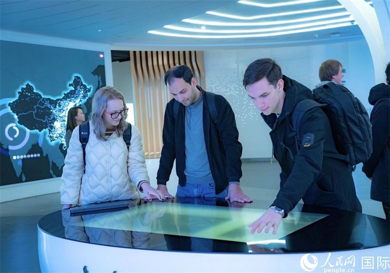 歐亞國家記者在國家大數(shù)據(jù)（貴州）綜合試驗(yàn)區(qū)交流體驗(yàn)中心參觀。人民網(wǎng) 陽茜攝