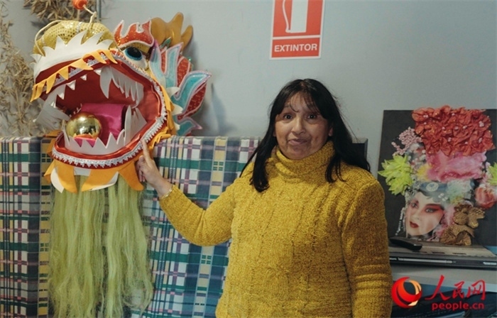 “熊貓閱覽室”一角。盧漢·梅洛為記者展示大使館贈(zèng)送的龍頭。人民網(wǎng)記者 張若涵攝