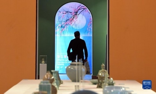 10月30日，人們在伊朗德黑蘭伊朗國家藝術(shù)科學(xué)院觀看展出的展品。新華社記者 沙達(dá)提 攝