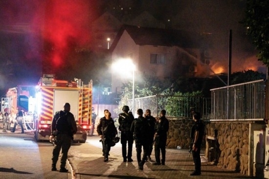  10月29日，在以色列北部城市謝莫納，以軍士兵和急救人員在一處被火箭彈擊中的現(xiàn)場執(zhí)勤。新華社發(fā)（阿亞爾·馬爾戈林攝/基尼圖片社）