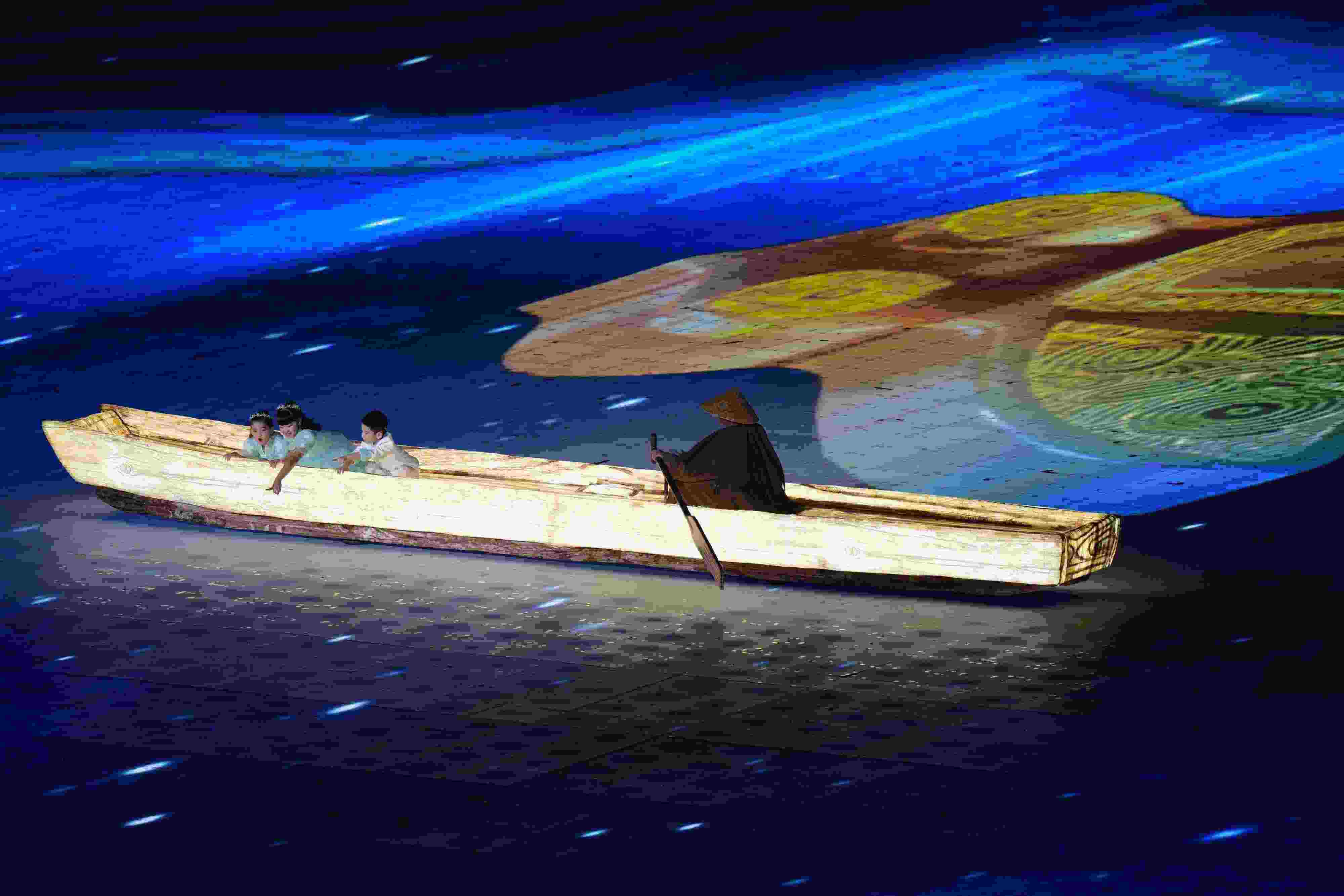 △2023年10月28日，杭州亞殘運(yùn)會(huì)閉幕式上的“中華第一舟”。