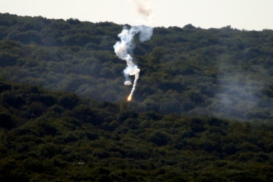 10月28日，閃光彈落在黎巴嫩納古拉樹林中燃起濃煙。新華社發(fā)（阿里·哈希紹攝）