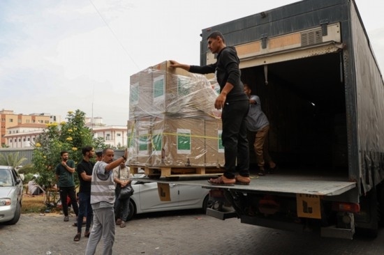  10月29日，工作人員在加沙地帶南部城市汗尤尼斯的一家醫(yī)院搬運醫(yī)療援助物資。新華社發(fā)（里澤克·阿卜杜勒賈瓦德攝）
