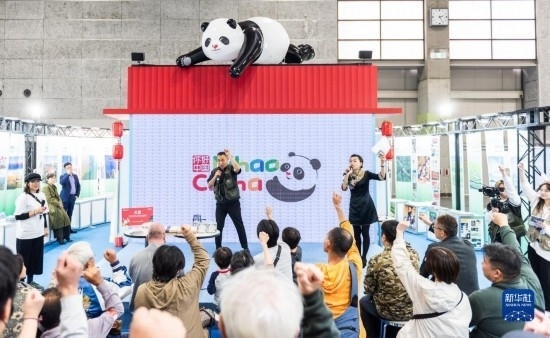  10月29日，游客在日本大阪國際會(huì)展中心中國館參與中國旅游知識(shí)問答活動(dòng)。新華社發(fā)（中國駐大阪旅游辦事處供圖）