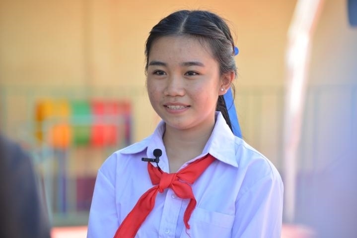 蓬批灣結(jié)束中國之行返回老撾后接受記者采訪。