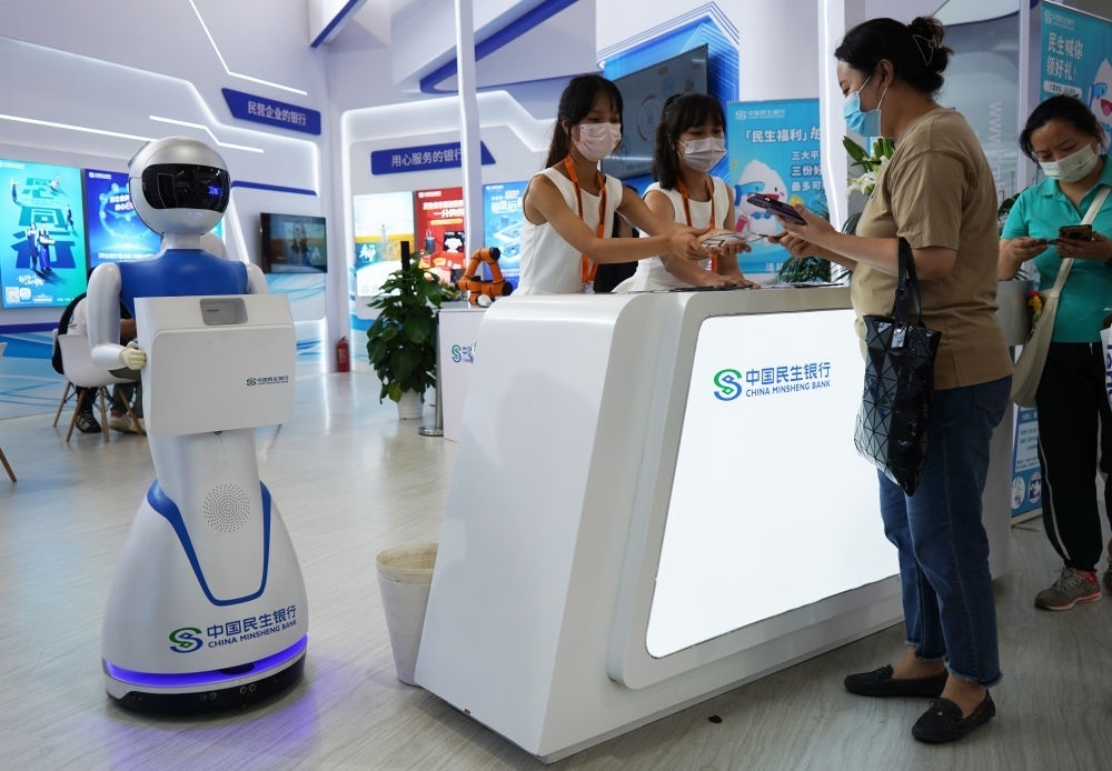 2022年9月4日，在服貿(mào)會(huì)首鋼園區(qū)金融服務(wù)專題展上，參觀者在中國民生銀行展臺(tái)咨詢金融業(yè)務(wù)。新華社記者 金皓原 攝