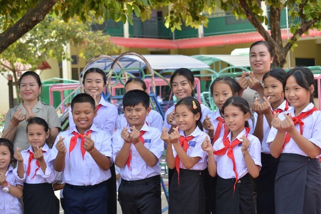 在采訪中，中老友好農(nóng)冰村小學(xué)師生為老中友誼“比心”。