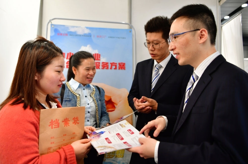 2019年5月9日，兩名鞋業(yè)公司的工作人員（左一和左二）向銀行工作人員咨詢中小微企業(yè)金融服務(wù)方案細(xì)則。當(dāng)日，福建自貿(mào)區(qū)福州片區(qū)稅企銀三方對(duì)接會(huì)在馬尾基金小鎮(zhèn)舉辦，來自傳統(tǒng)制造業(yè)、物聯(lián)網(wǎng)和電子商務(wù)等行業(yè)的企業(yè)代表參加對(duì)接會(huì)。新華社記者 魏培全 攝