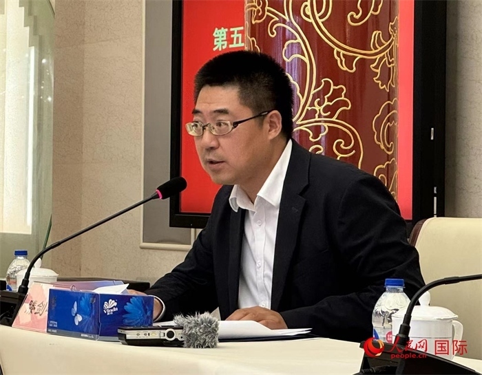 10月31日，歐美同學(xué)會(huì)副秘書長滕劍峰在第五屆中法文化論壇媒體吹風(fēng)會(huì)上講話。（人民網(wǎng) 謝瑩攝）