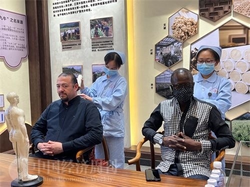  （外媒記者爭先恐后體驗(yàn)艾灸，直呼神奇。中國經(jīng)濟(jì)周刊記者 郭志強(qiáng) 攝）