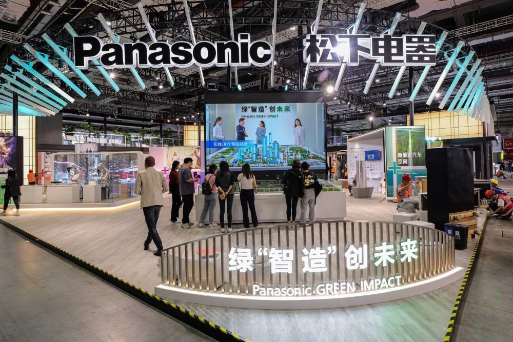 2023年11月2日，工作人員在進(jìn)博會(huì)松下電器展位做準(zhǔn)備工作。新華社記者 辛夢(mèng)晨 攝