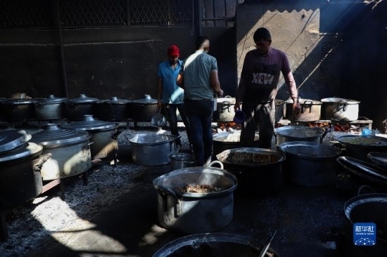 11月3日，在加沙地帶南部城市拉法，人們在煤氣中斷后用柴火做飯。新華社發(fā)（里澤克·阿卜杜勒賈瓦德攝）