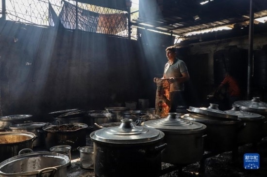 11月3日，在加沙地帶南部城市拉法，人們在煤氣中斷后用柴火做飯。新華社發(fā)（里澤克·阿卜杜勒賈瓦德攝）