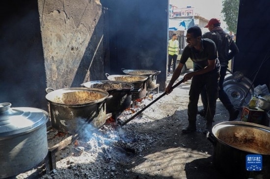11月3日，在加沙地帶南部城市拉法，人們在煤氣中斷后用柴火做飯。新華社發(fā)（里澤克·阿卜杜勒賈瓦德攝）
