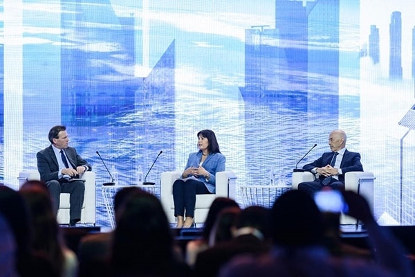 牛津大學(xué)研究全球化與發(fā)展問題的教授伊恩·戈爾丁（右一）表示，全球格局的變化是結(jié)構(gòu)性的，各國特別是西方國家必須順應(yīng)變化。迪拜商會供圖